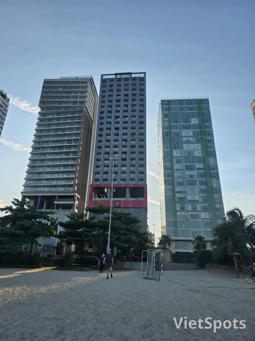 Đánh giá)▶️✍️Tiệm giặt là phía sau khách sạn Radisson Red