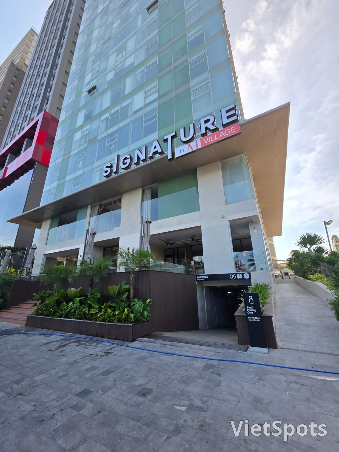 Đánh giá)▶️✍️Tiệm giặt là phía sau khách sạn Radisson Red