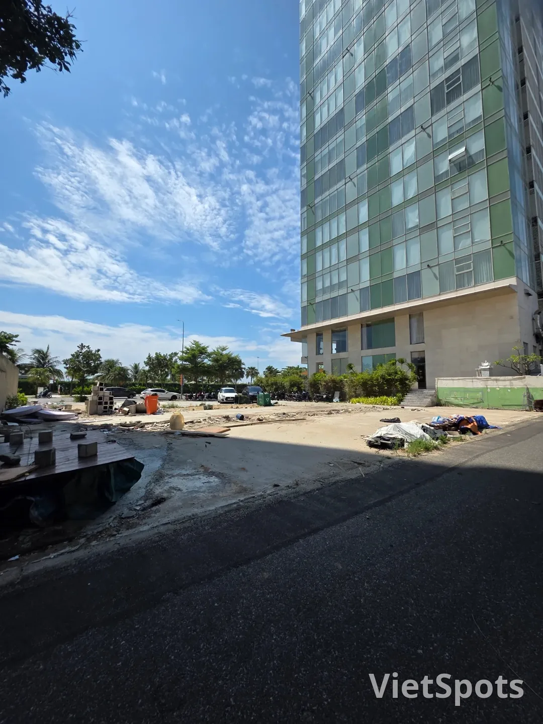 Đánh giá)▶️✍️Tiệm giặt là phía sau khách sạn Radisson Red