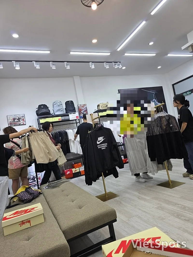 ✈️ 跟着跟团旅游的队伍走进去的商场店铺