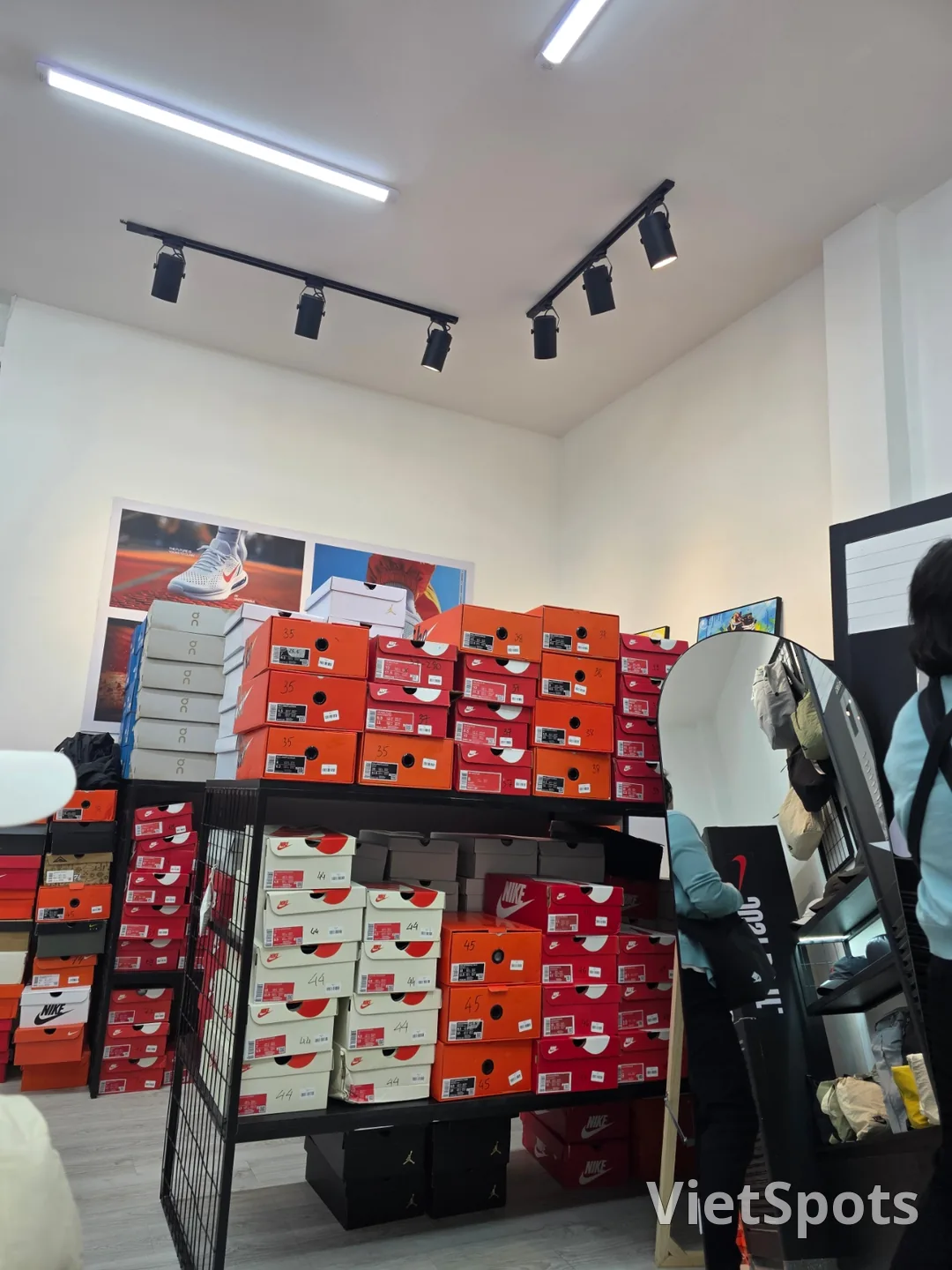 ✈️ 跟着跟团旅游的队伍走进去的商场店铺