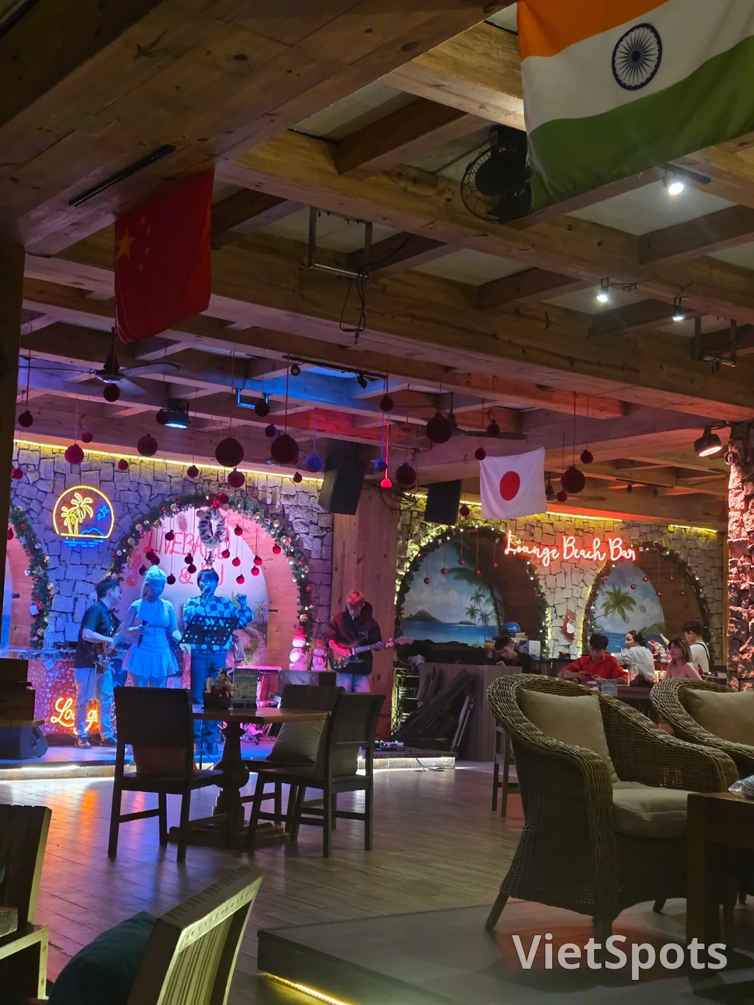 ✈️想看米凯比奇的火焰秀,就去Lounge Beach Bar吧。(Lounge Beach Bar - Restaurant)