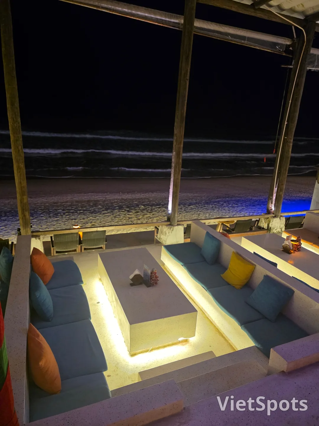 ✈️想看米凯比奇的火焰秀,就去Lounge Beach Bar吧。(Lounge Beach Bar - Restaurant)