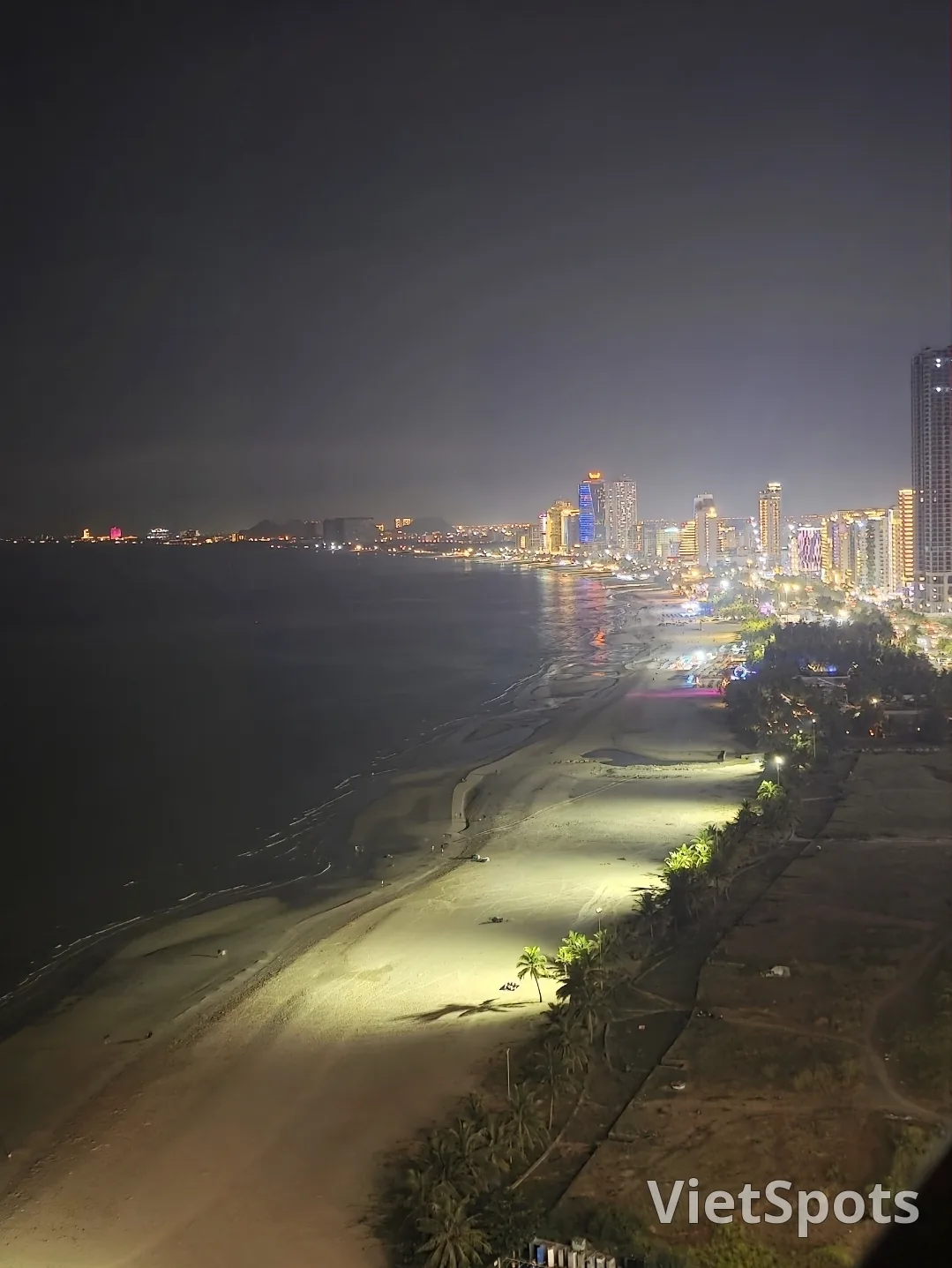 ✈️ 美溪海滩宁静的夜晚街道