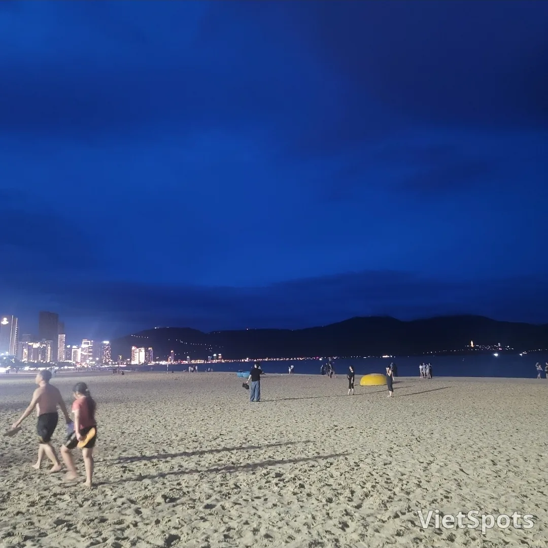 ✈️ 美溪海滩宁静的夜晚街道