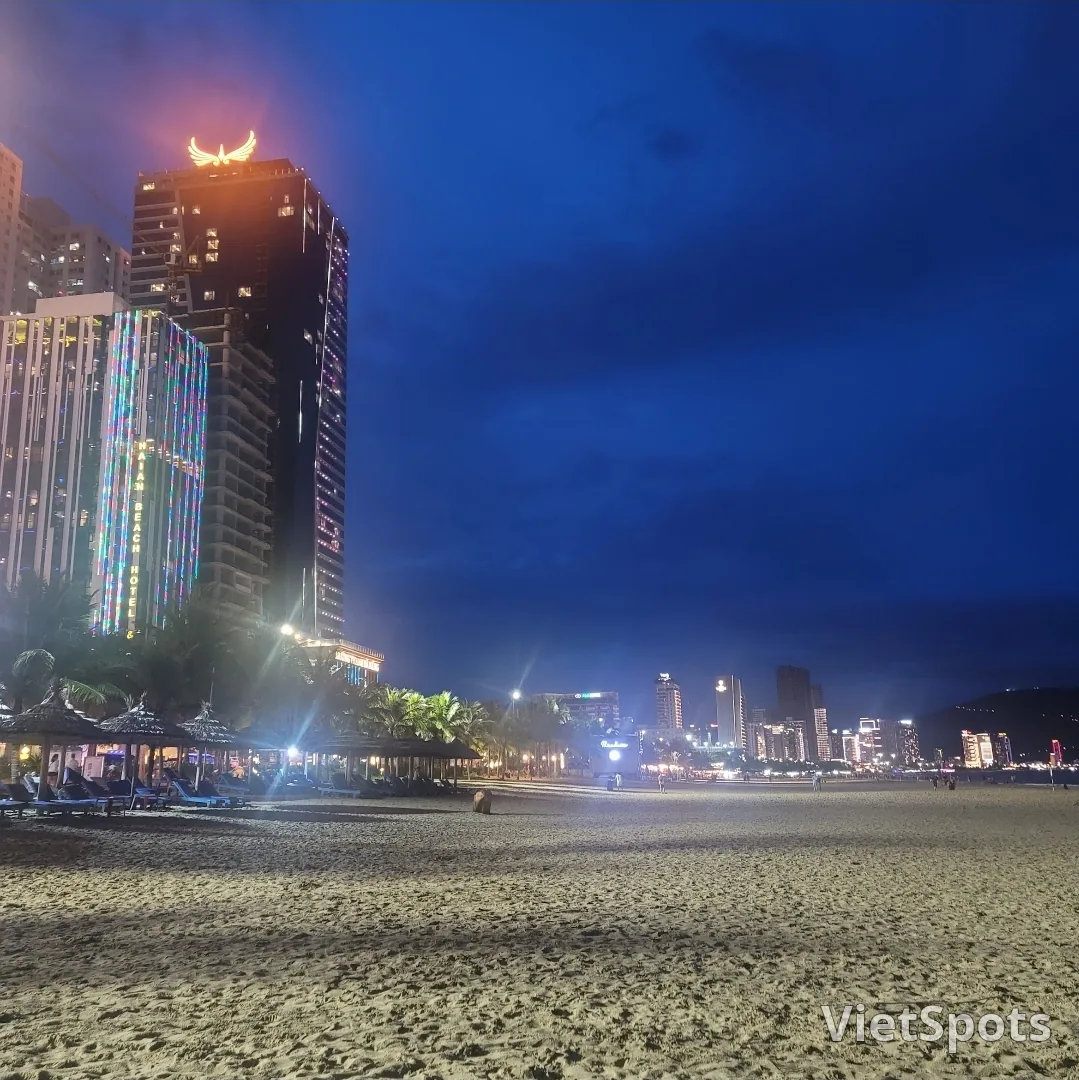 ✈️ 美溪海滩宁静的夜晚街道