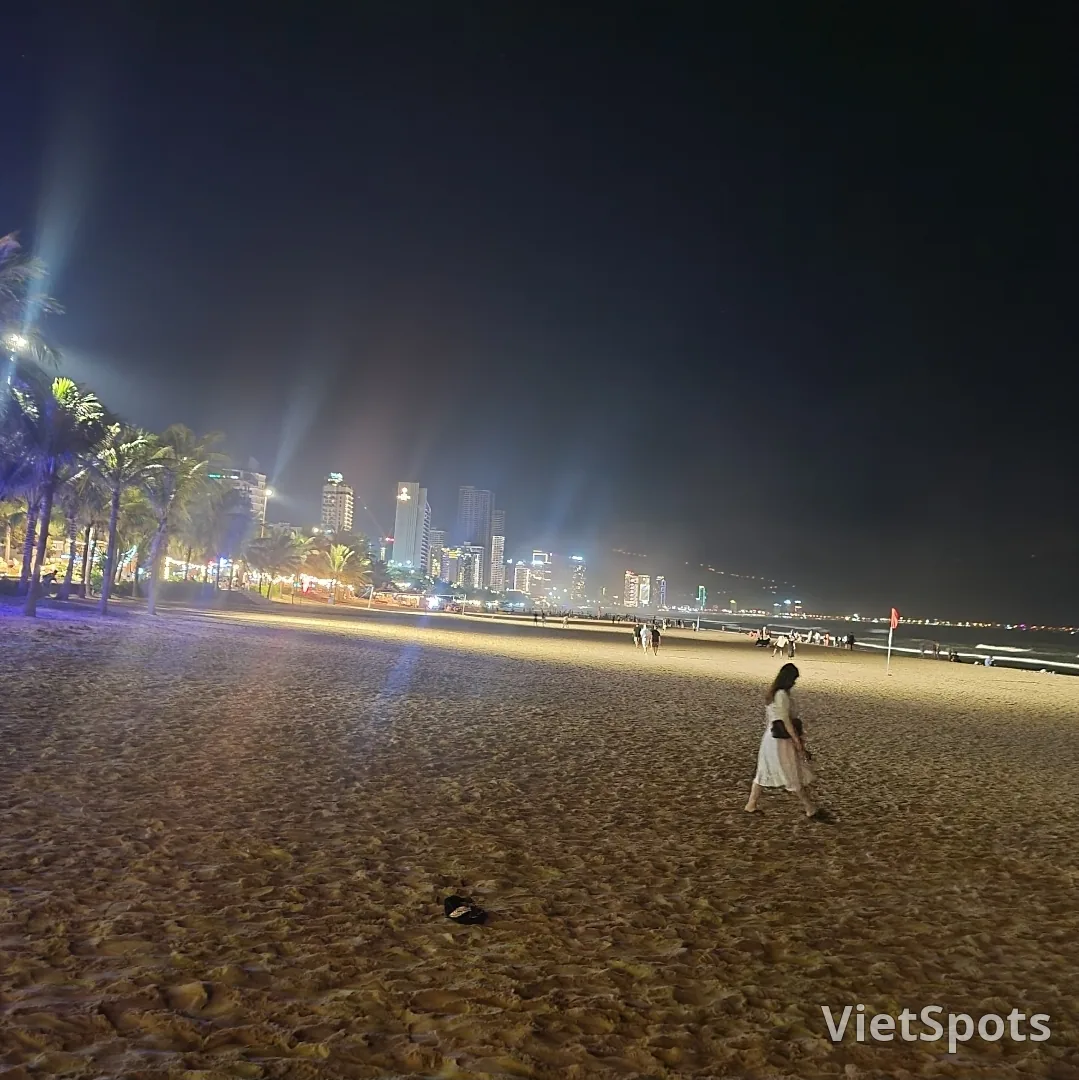 ✈️ 美溪海滩宁静的夜晚街道