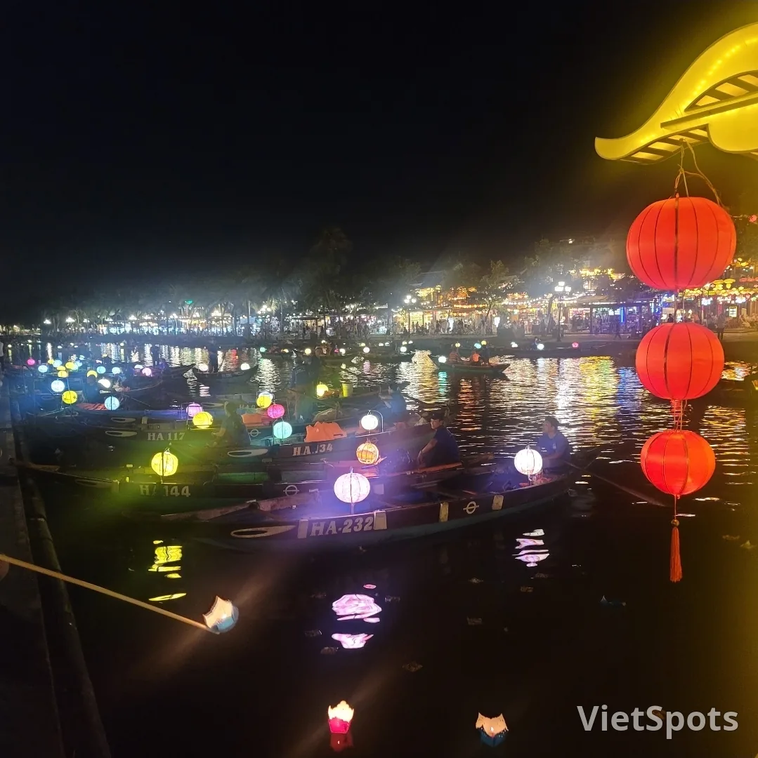 📸🎬 Thuyền nến điều ước ngắm vào ban đêm ở Hội An