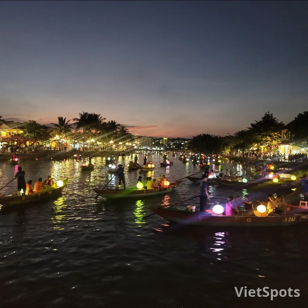 📸🎬 Thuyền nến điều ước ngắm vào ban đêm ở Hội An