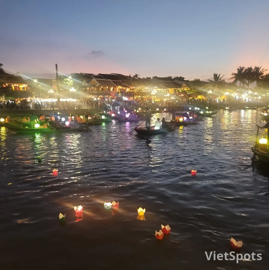 📸🎬 Thuyền nến điều ước ngắm vào ban đêm ở Hội An