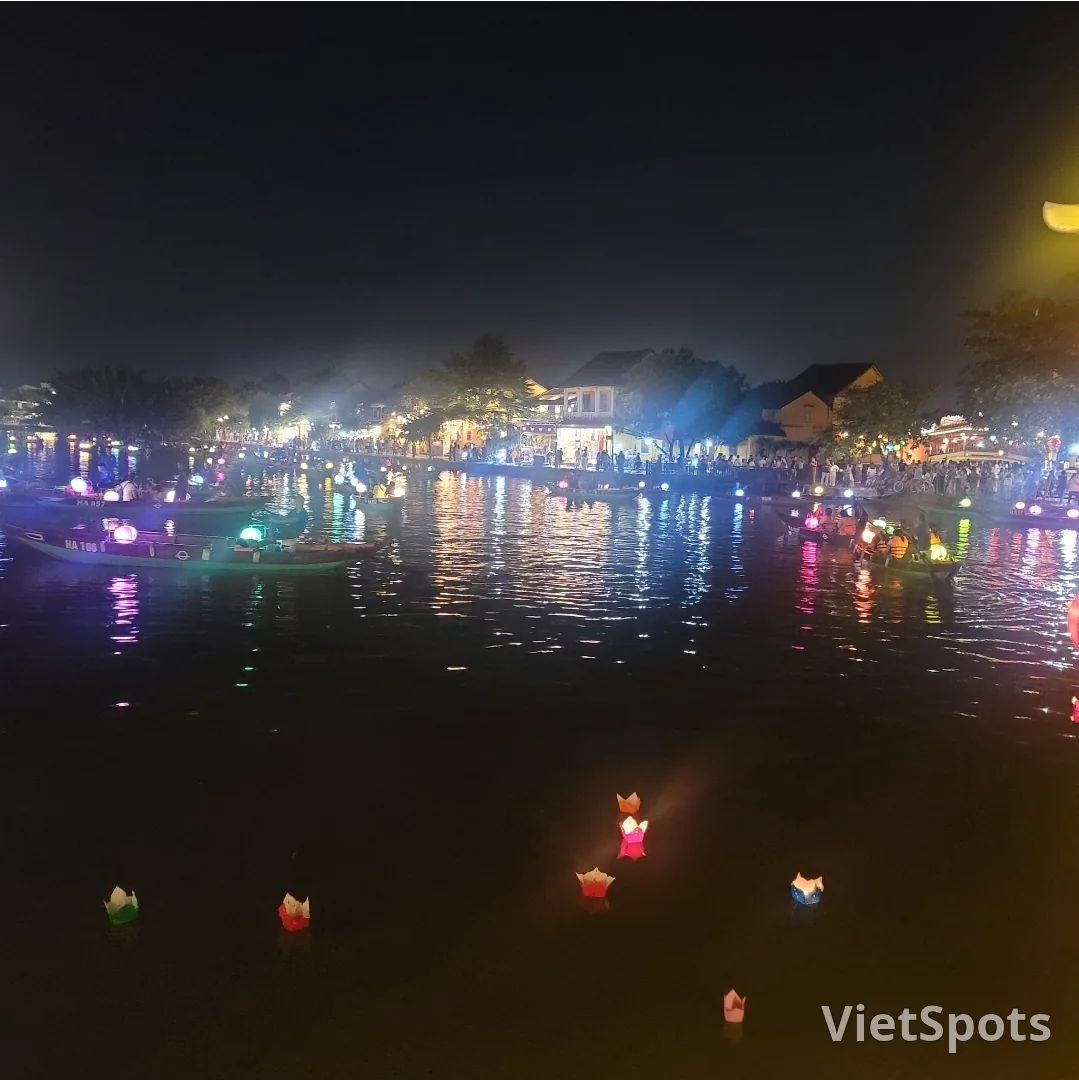 📸🎬 Thuyền nến điều ước ngắm vào ban đêm ở Hội An