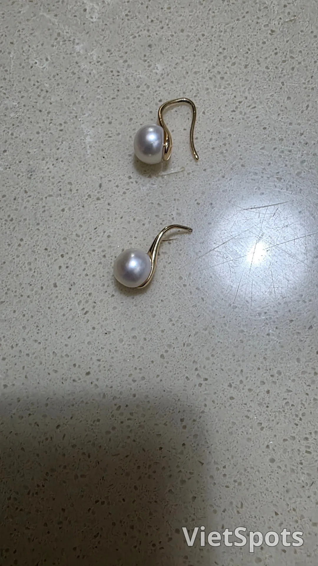 Chiếc bông tai đã mất rồi.