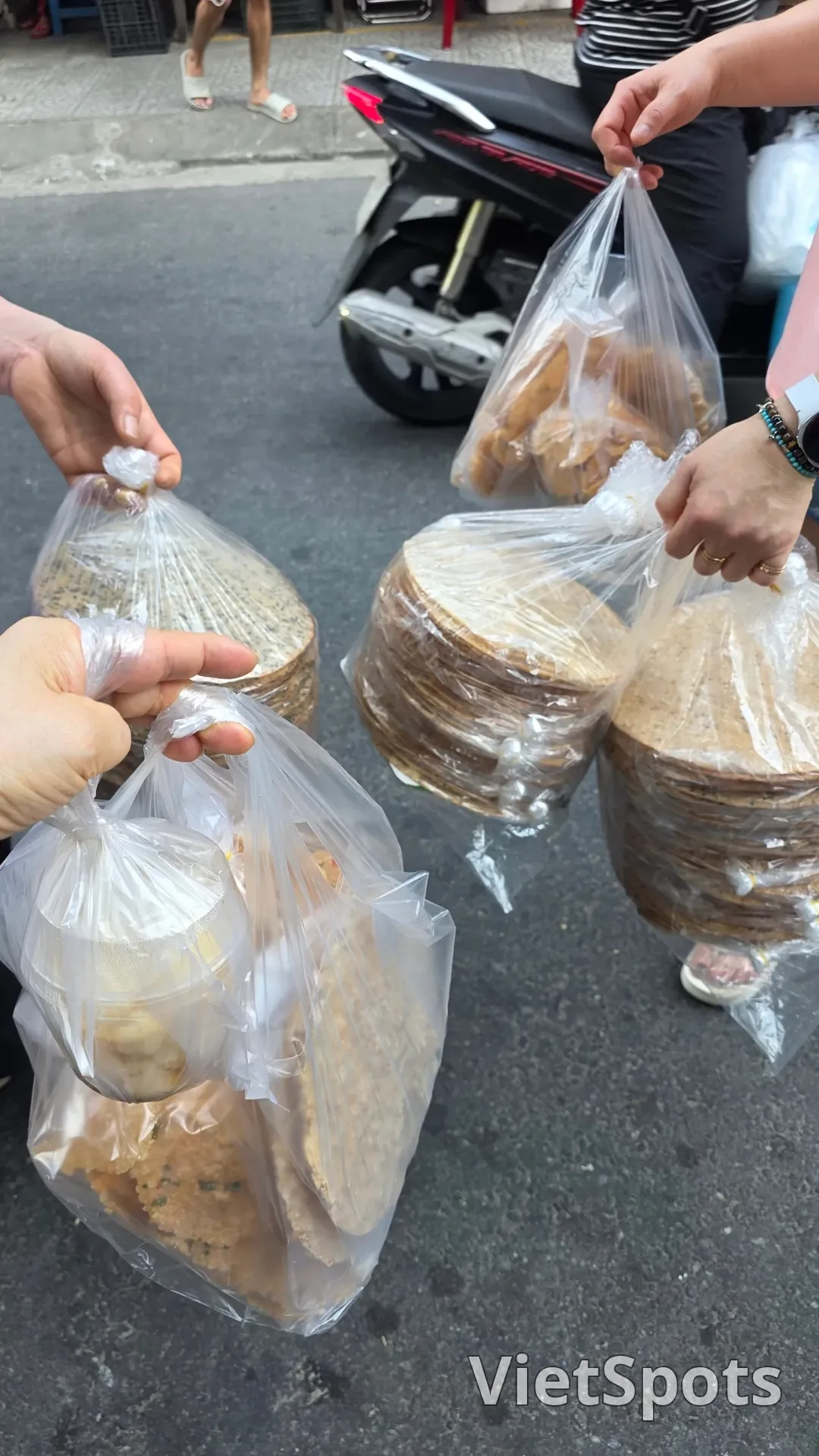✈️おこげ(ヌルンジ)スナックがミケビッチの地元の伝統市場でたくさん売れています!😁