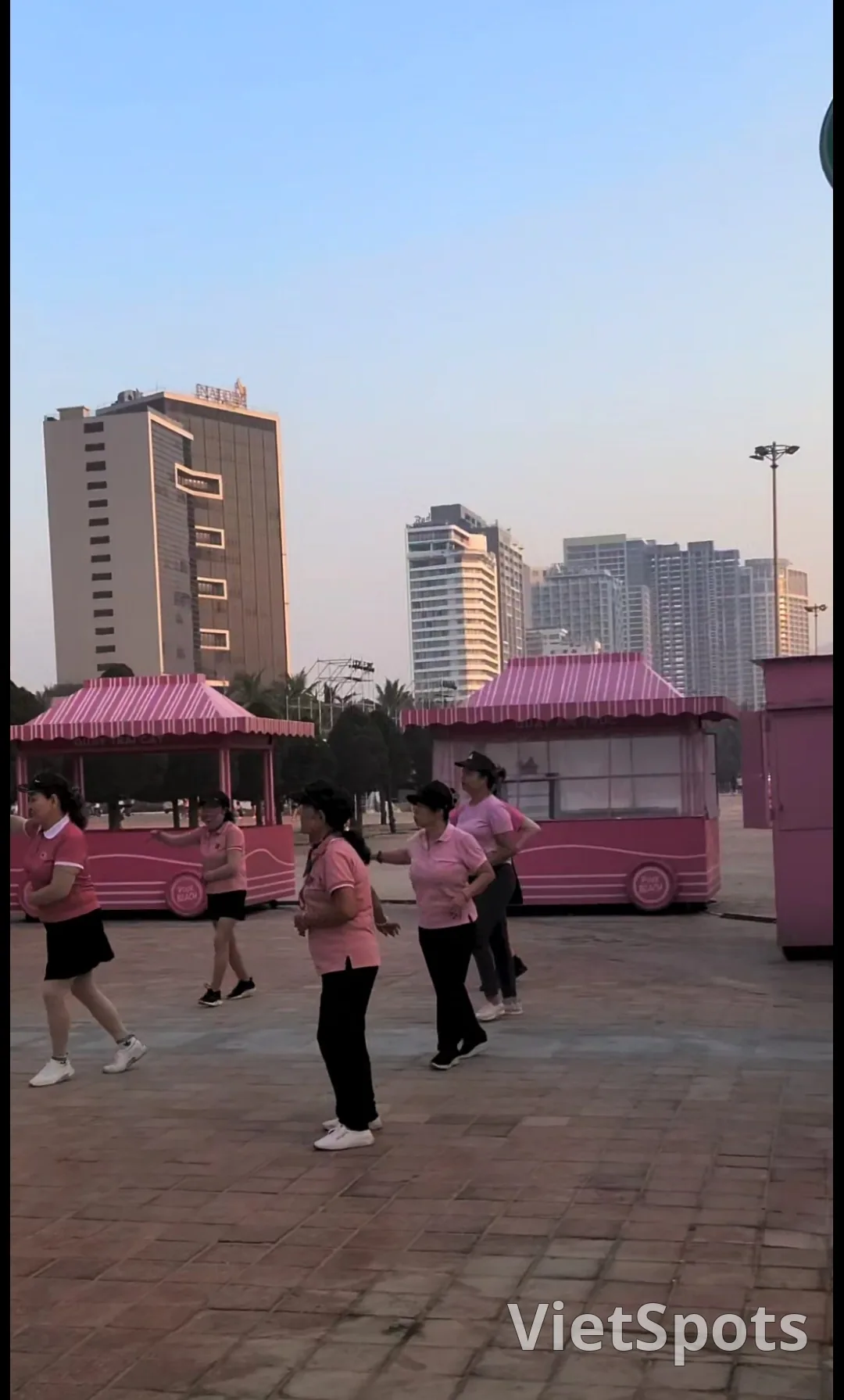 Ngắm bình minh ở biển Mỹ Khê và lấy tinh thần! Tập thể dục buổi sáng 😄