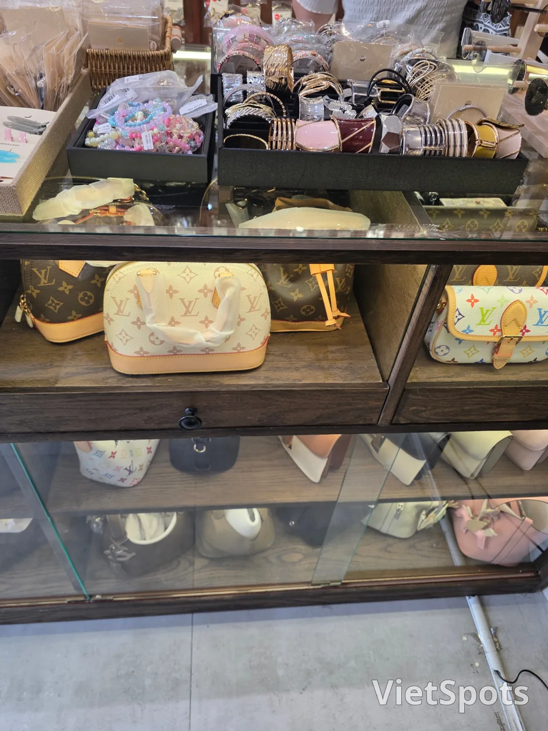 ✈️ร้านเครื่องประดับหน้าตลาดฮันชีจัง - September92(กันยายน92)