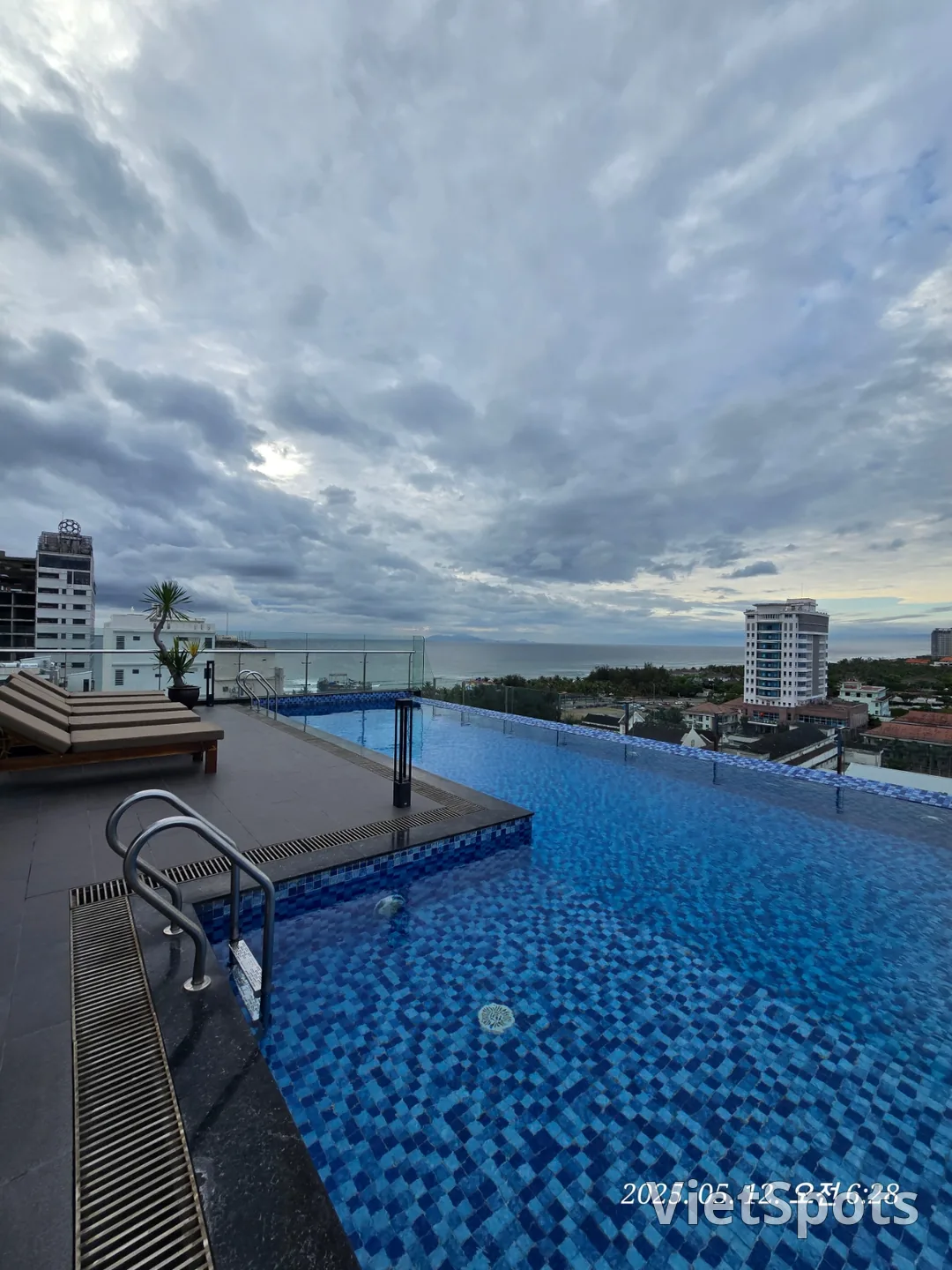 🇻🇳 Review Đà Nẵng ✈️ View hồ bơi khách sạn Charming Beauty~