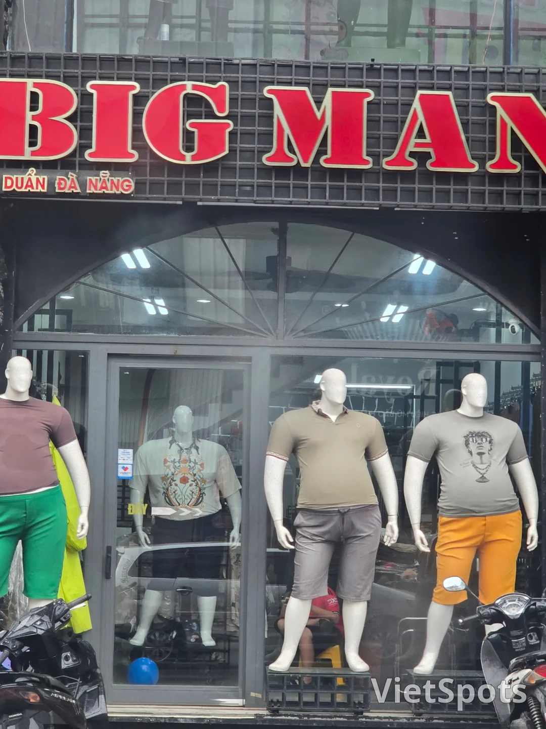 岘港游记❣️在岘港市内移动时发现了一家很现实的服装店!!🤣