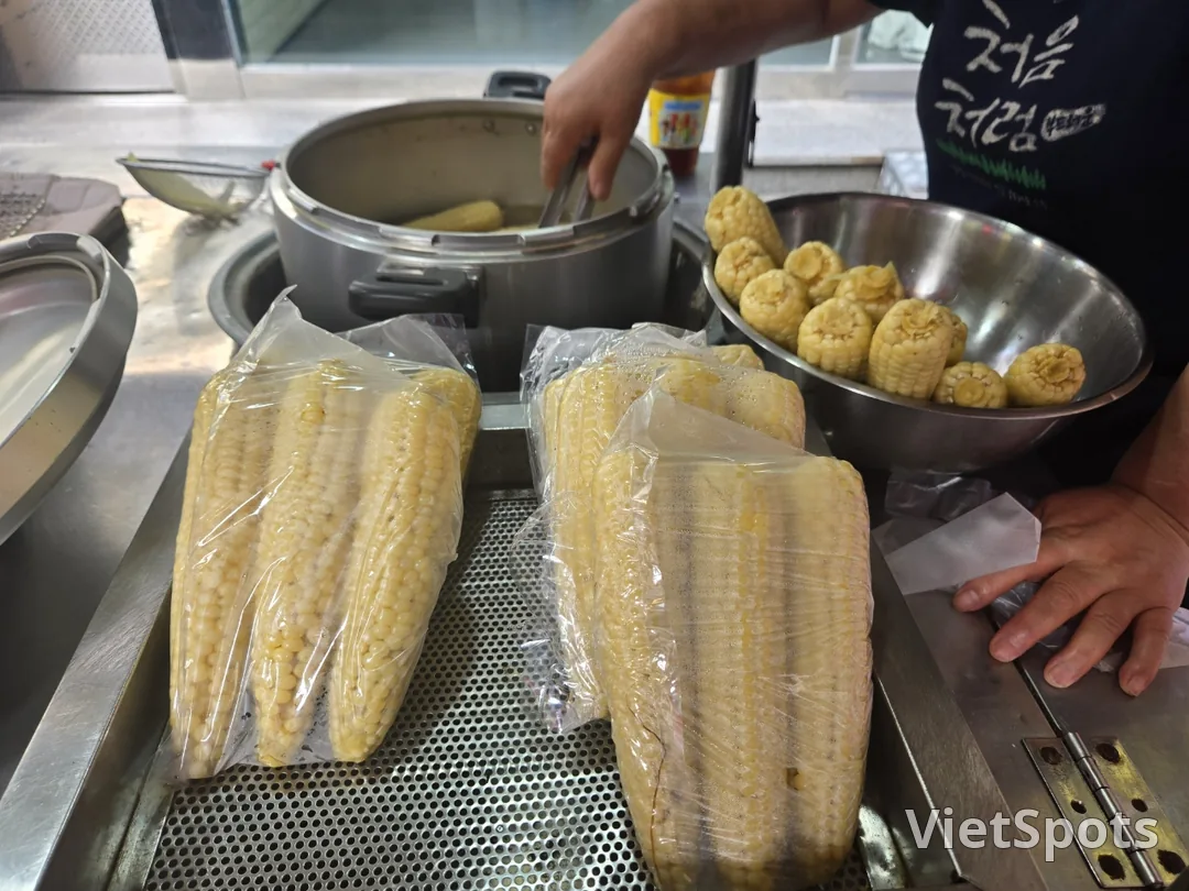 ๐ฝ Sweet sticky corn is out hehe