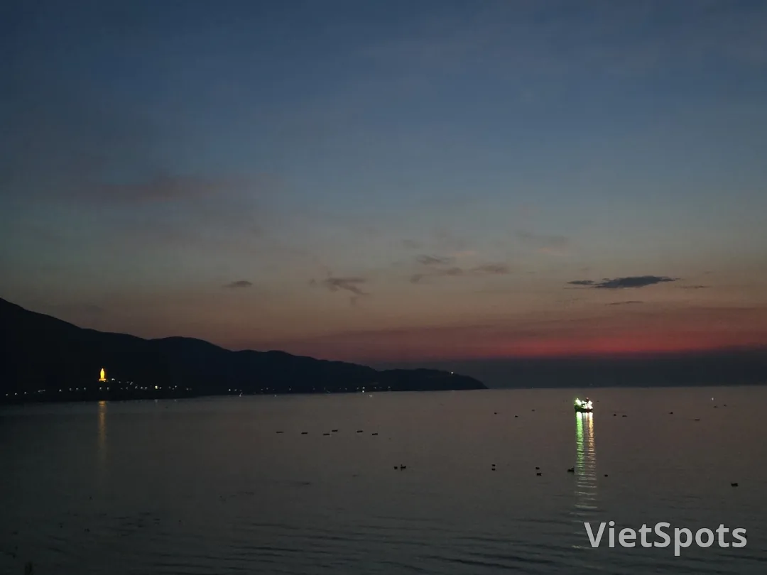 🌅 Bình minh trên bãi biển Mỹ Khê