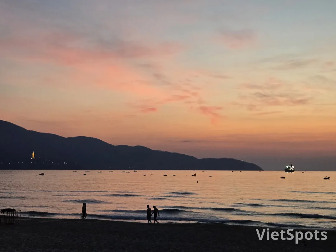 🌅 Bình minh trên bãi biển Mỹ Khê
