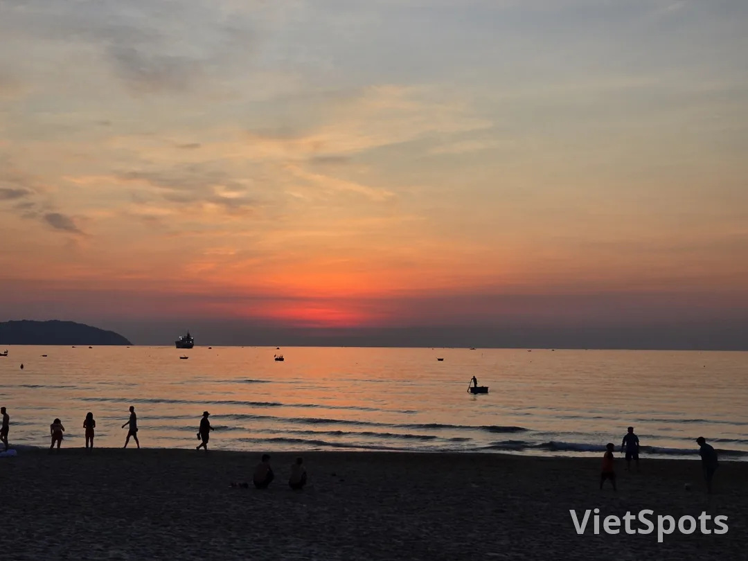 🌅 Bình minh trên bãi biển Mỹ Khê
