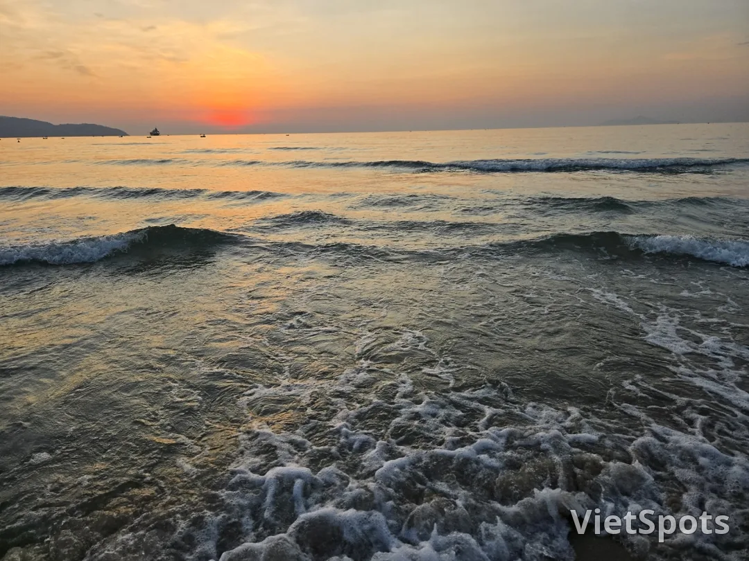 🌅 Bình minh trên bãi biển Mỹ Khê