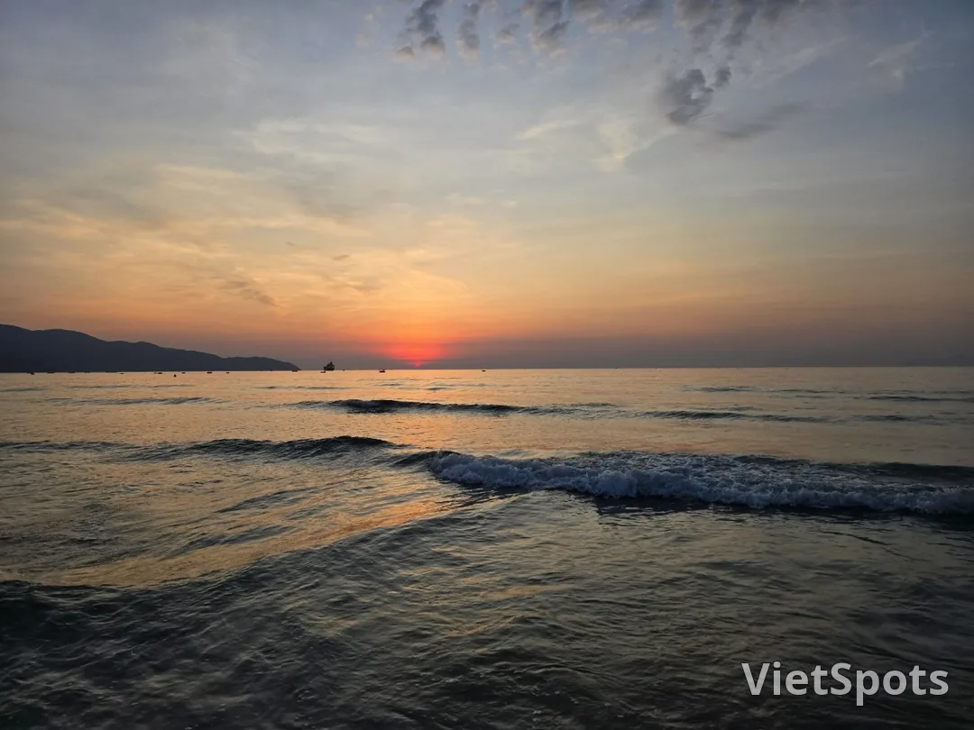 🌅 Bình minh trên bãi biển Mỹ Khê