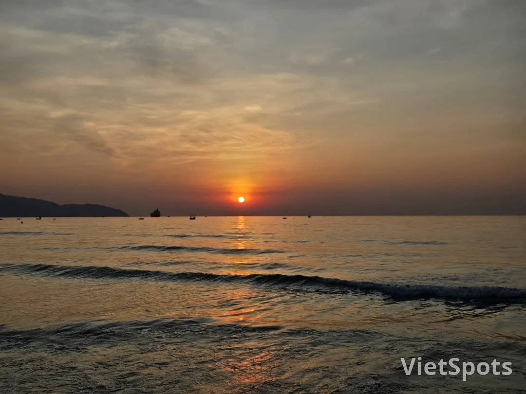 🌅 Bình minh trên bãi biển Mỹ Khê