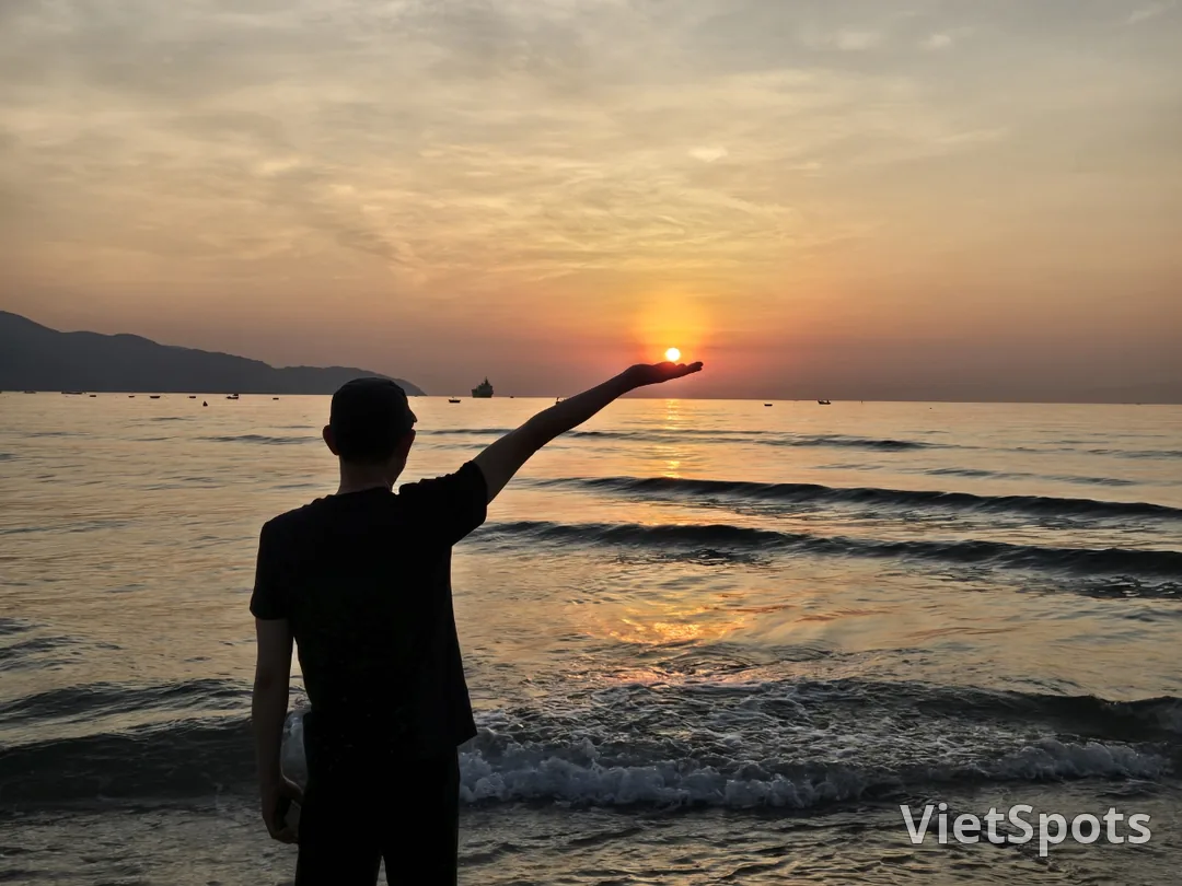 🌅 Bình minh trên bãi biển Mỹ Khê