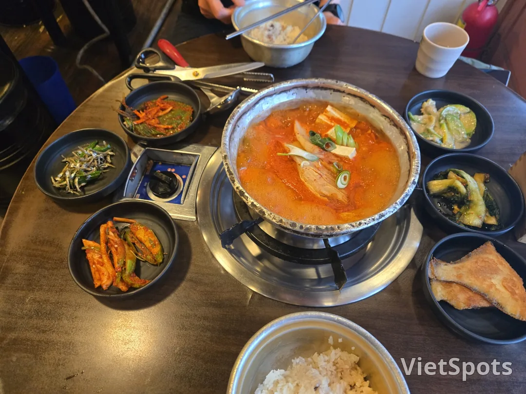 🥘 旅行後の最初の食事はやっぱりキムチチゲですよね 👍