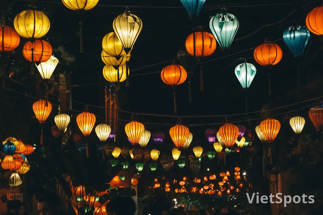 Đèn lồng Hội An treo dọc phố lúc hoàng hôn