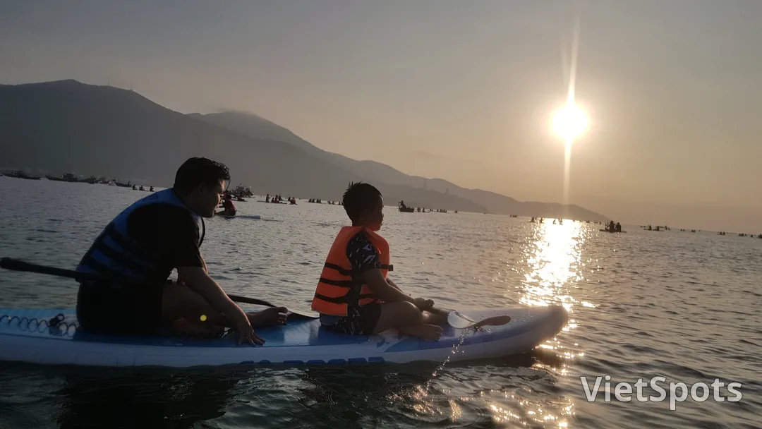Rủ nhau đi chèo SUP ở bãi biển Mân Thái
