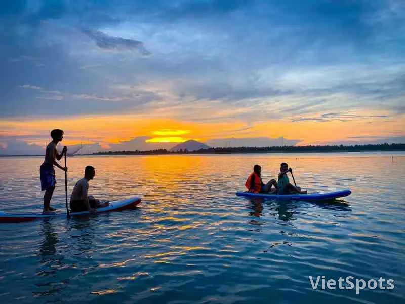 Rủ nhau đi chèo SUP ở bãi biển Mân Thái
