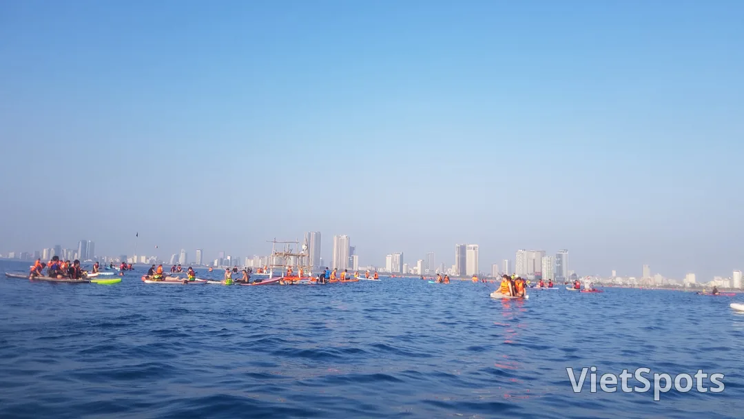 Rủ nhau đi chèo SUP ở bãi biển Mân Thái