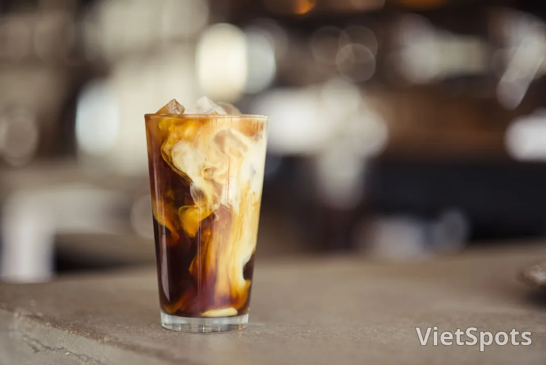 Cốt dừa cà phê — món signature 65.000đ, ăn bằng thìa