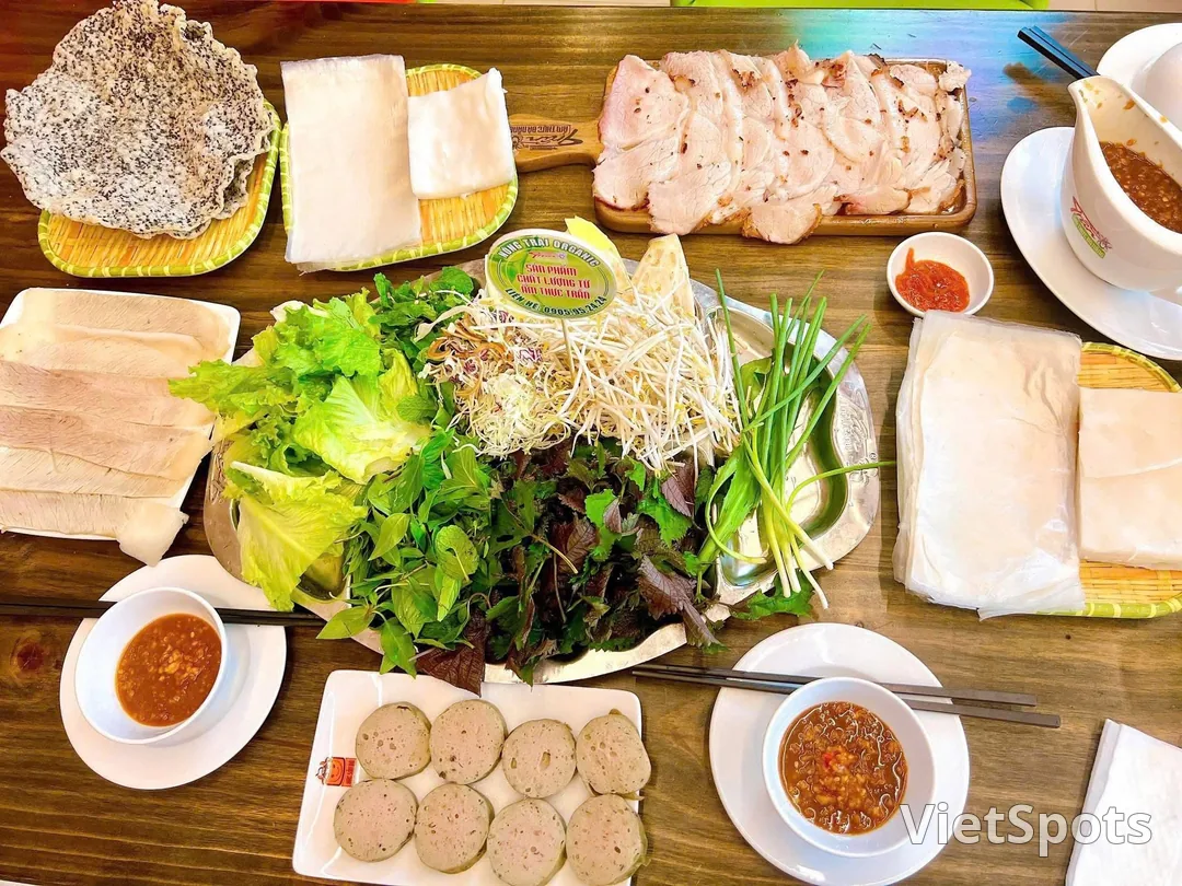 🥢 Coming to Da Nang without eating Banh Trang Cuon Thit Heo (pork rolled in rice paper) means your trip isn't complete! 😍