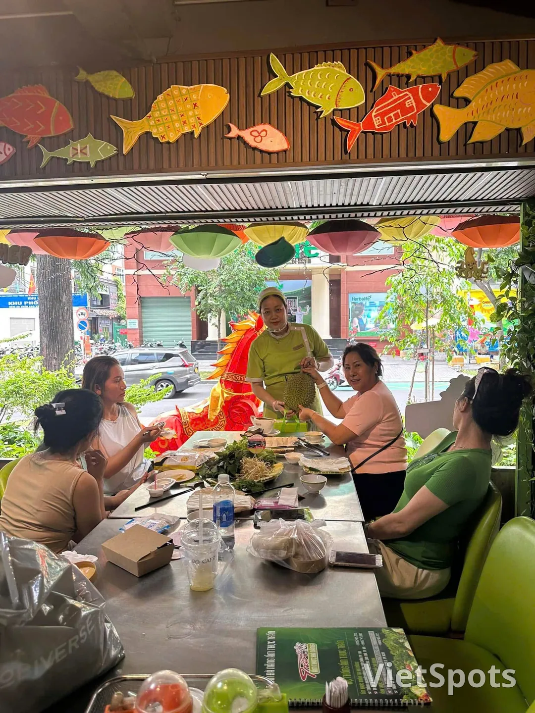 🥢 Coming to Da Nang without eating Banh Trang Cuon Thit Heo (pork rolled in rice paper) means your trip isn't complete! 😍