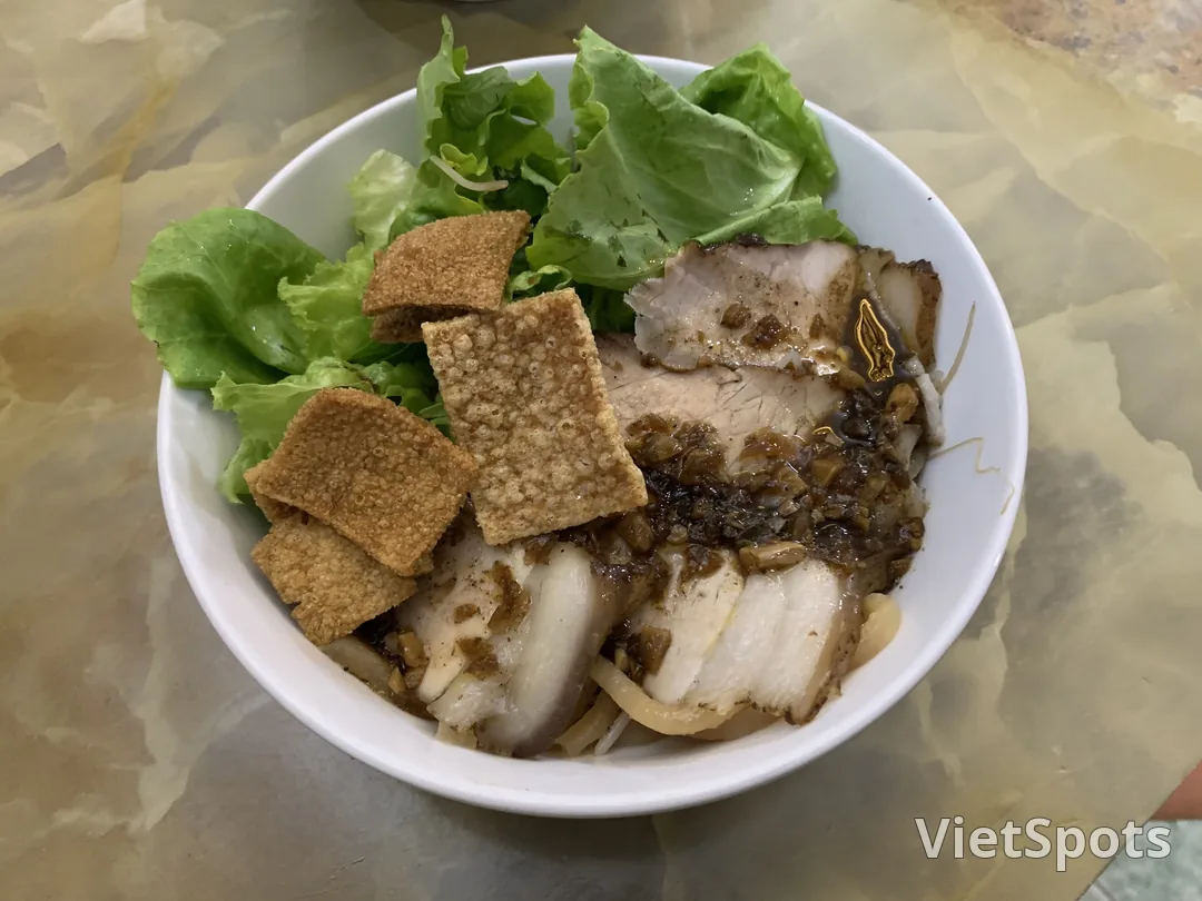 Tô cao lầu Hội An — sợi mì vàng dày, thịt xá xíu, tóp mỡ chiên giòn, xà lách