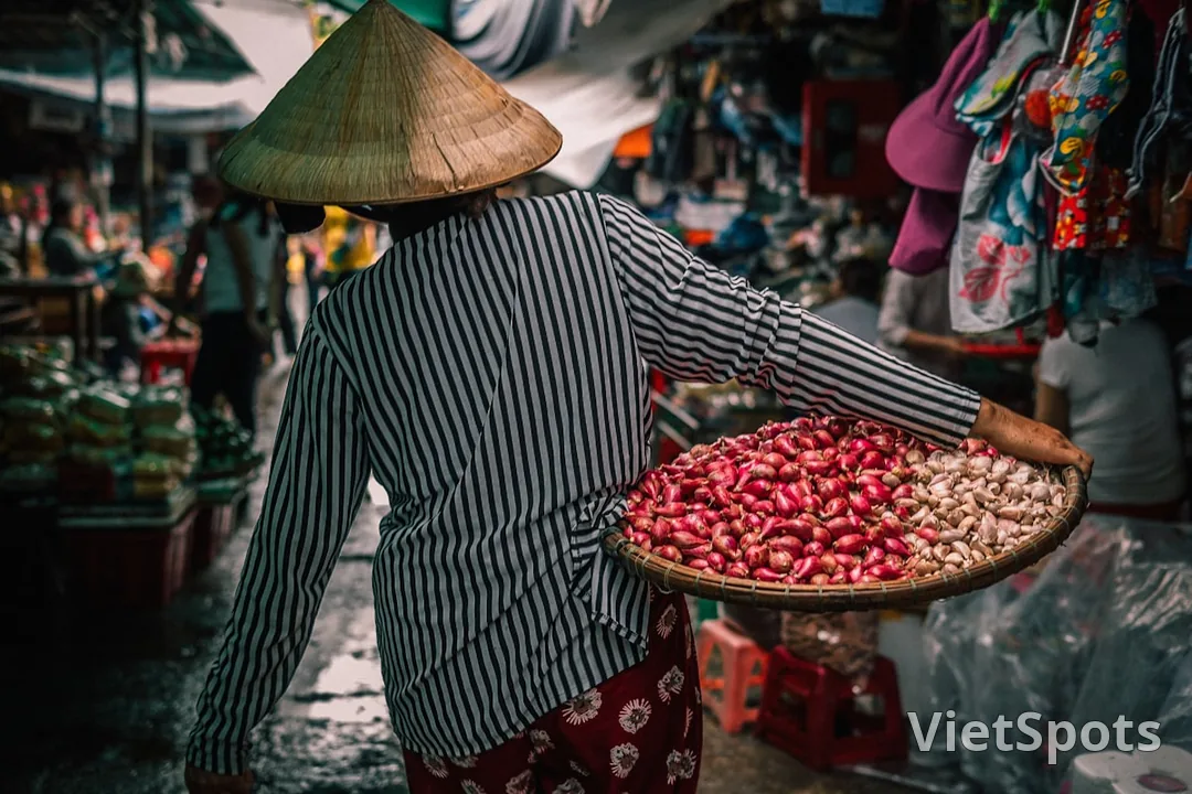 Người bán hàng ở chợ Việt Nam — nón lá, khay hành tỏi