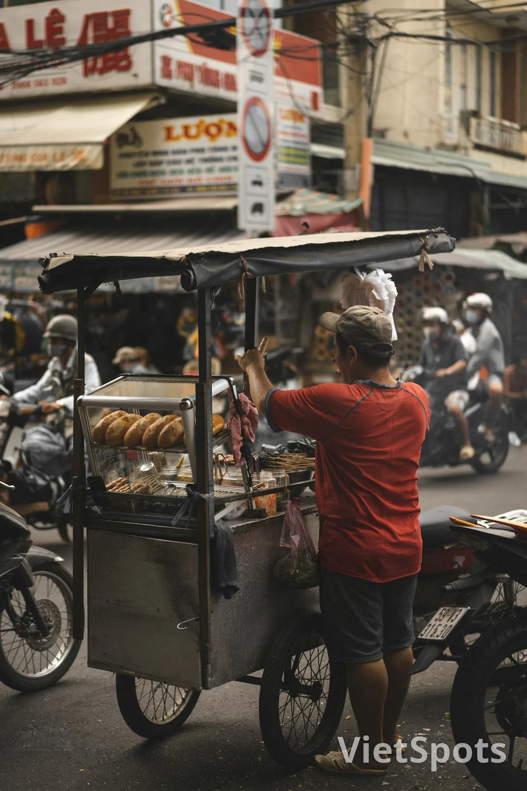 Xe bán bánh mì + skewers Việt Nam trên phố — không khí street food