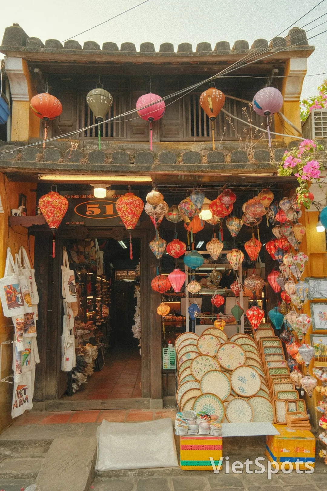 Cửa hàng lưu niệm 51 Trần Phú Hội An — đèn lồng đủ màu, giỏ tre, tote bag Việt Nam