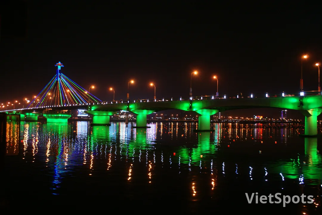 Cầu Sông Hàn Đà Nẵng lên đèn xanh về đêm — view từ bờ đối diện
