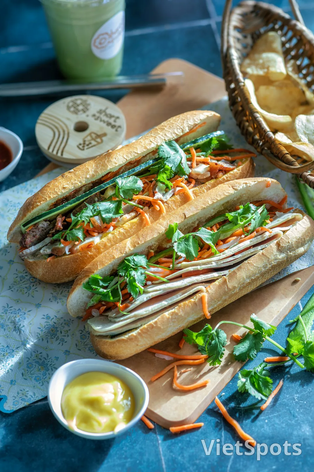 Ổ bánh mì Việt Nam giấy gói nâu — nhân thịt, dưa leo
