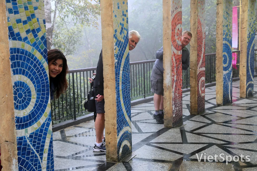 Bà Nà Hills — cột trang trí mosaic màu sắc trong khung cảnh du lịch