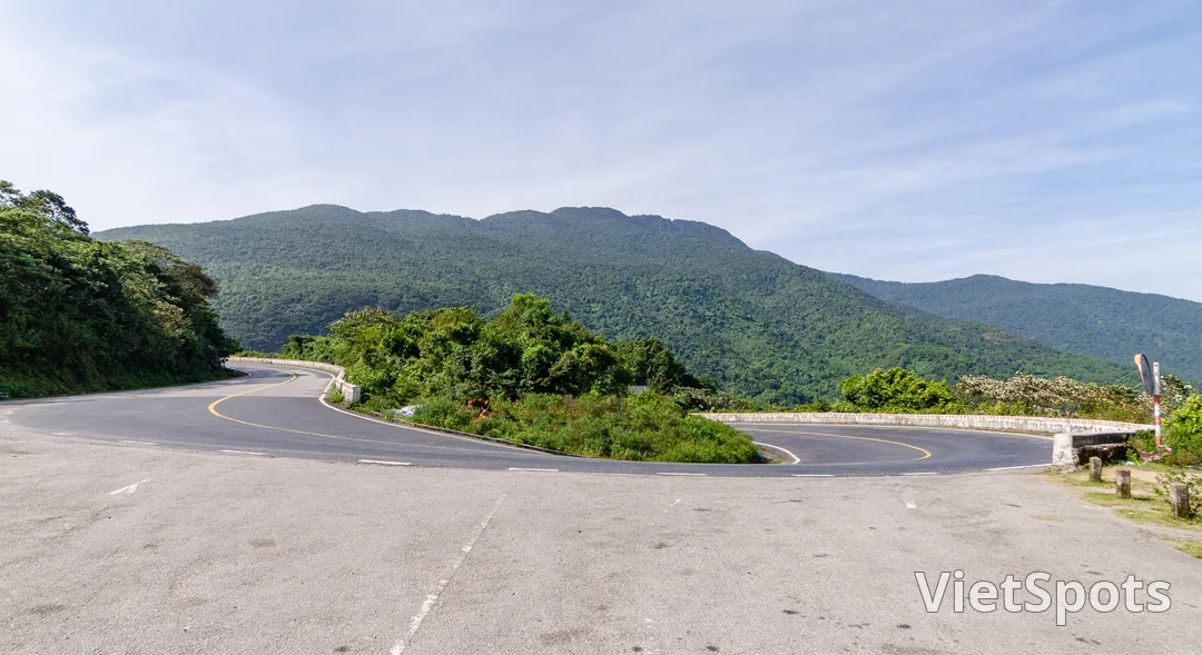 Đèo Hải Vân — đường cong queo qua núi xanh, view mở