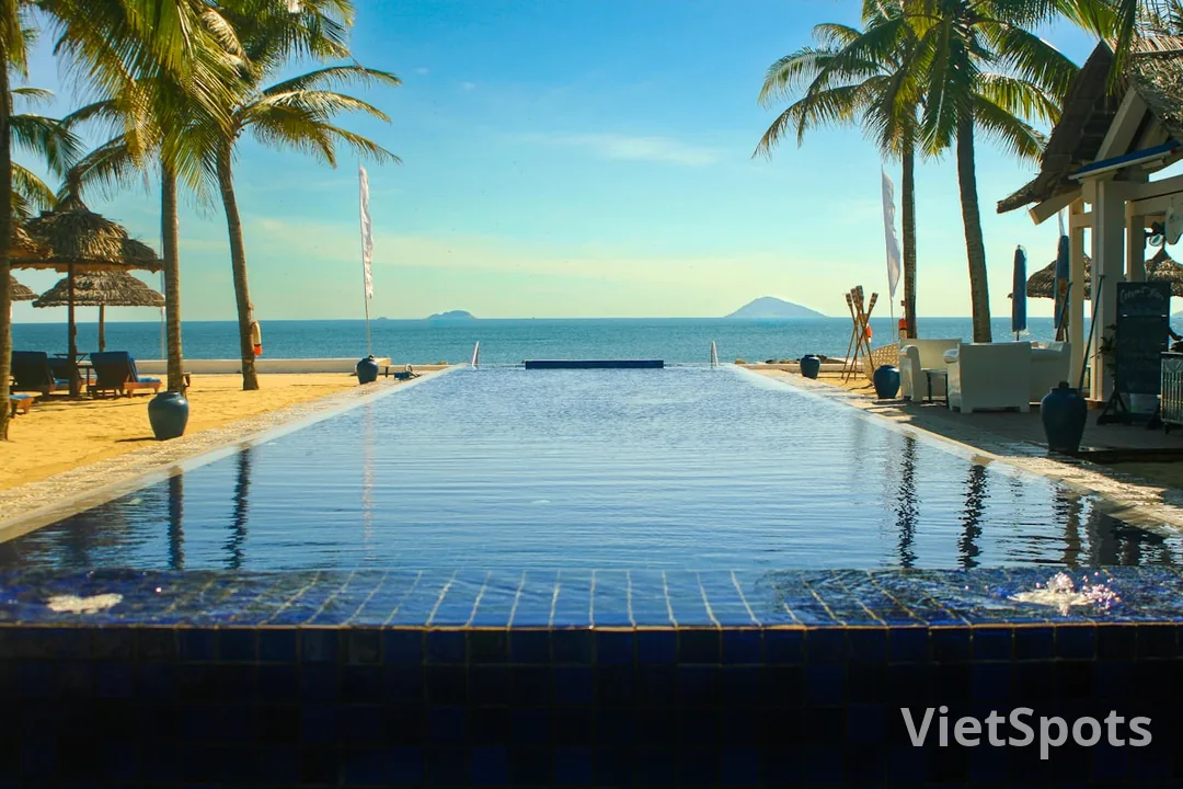 Villa hồ bơi riêng bên bờ biển — infinity pool nhìn ra đại dương
