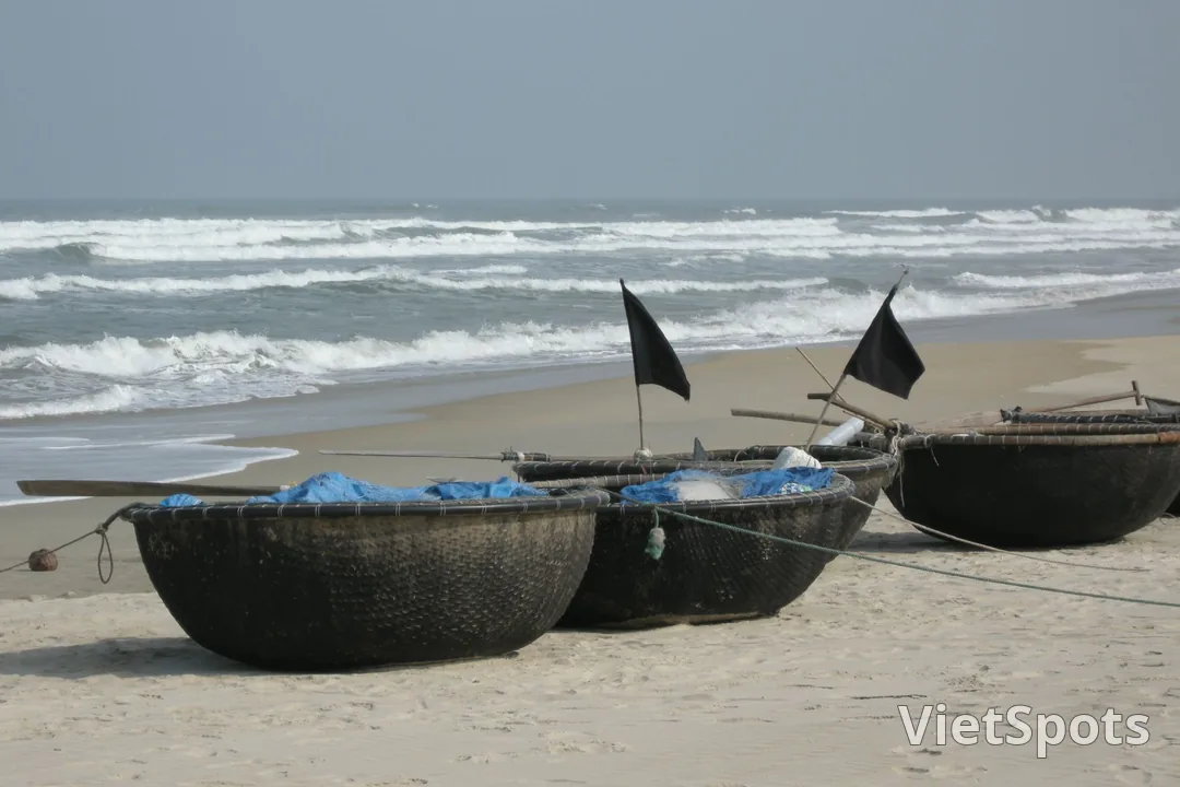 Bãi biển Non Nước Đà Nẵng — thuyền thúng đen truyền thống trên cát