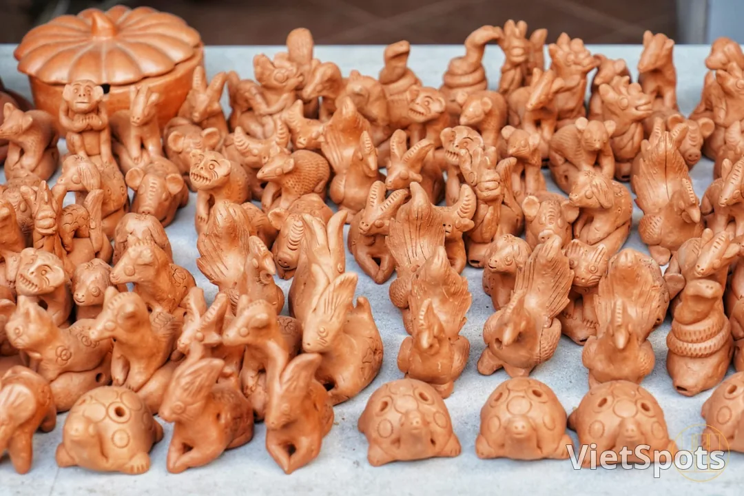 Touching the earth in Thanh Ha pottery village