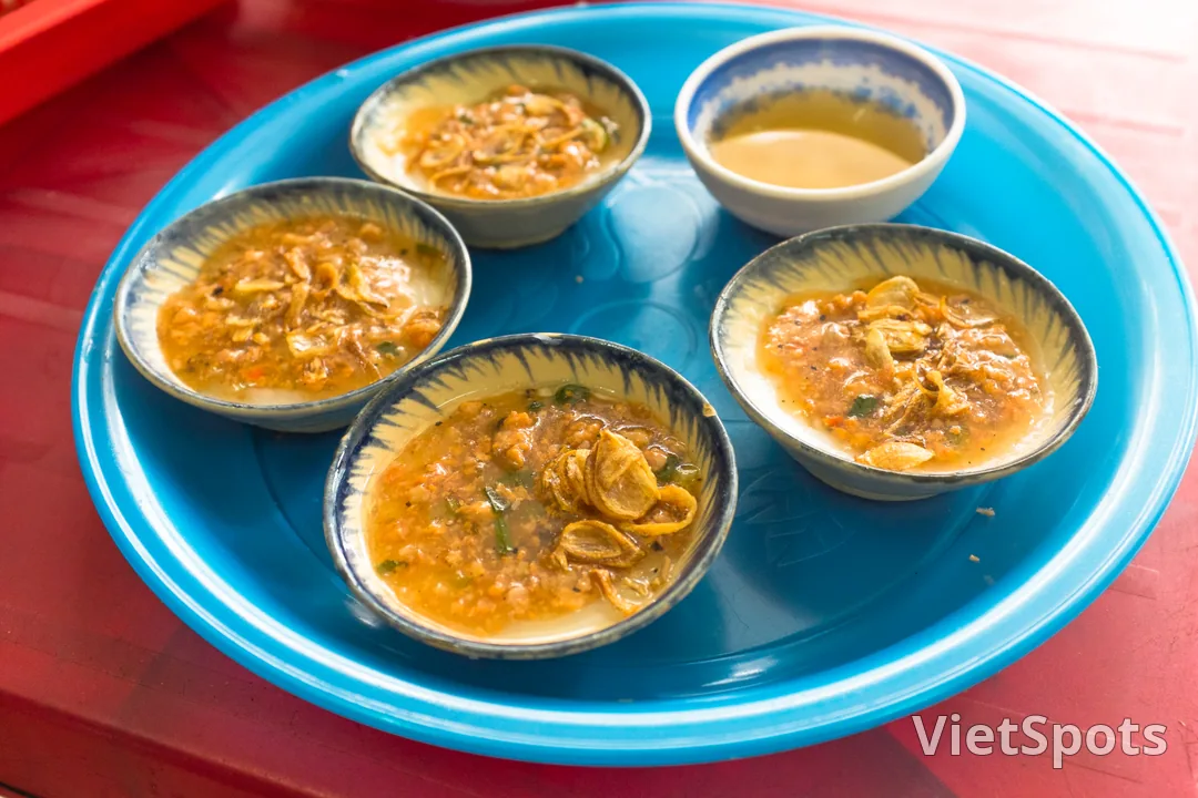 Đĩa xanh với 5 chén bánh bèo — bánh trắng, topping tôm khô + hành phi + nước sốt