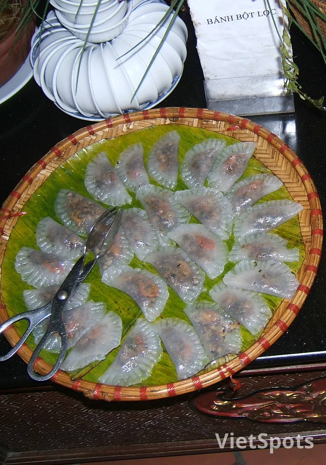 Đĩa tre 15 bánh bột lọc trần — vỏ trong veo bán nguyệt, thấy nhân tôm thịt bên trong